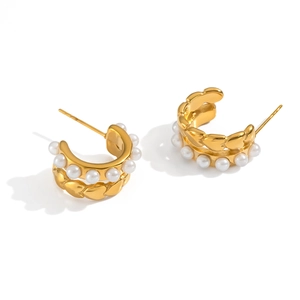 Dettaglio della trama intrecciata degli orecchini a C in oro 18K con piccole perle