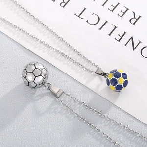 Minimalistische Fußball-Halskette aus Edelstahl in Silber und Blau-Gelb-Optik