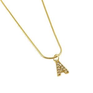 Collier doré tendance avec pendentif lettre A serti de cristaux sur une chaîne serpent