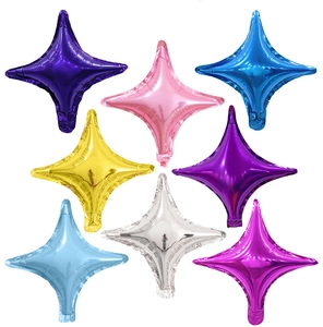 Vue à plat de ballons en aluminium colorés en forme d'étoile non gonflés sur fond blanc