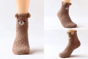 Vue détaillée de chaussettes en polaire corail marron avec broderie ours et oreilles douces