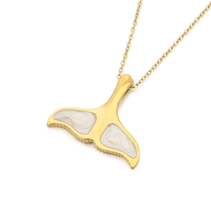Collier pendentif queue de poisson en or 18k avec incrustation nacrée sur fond blanc
