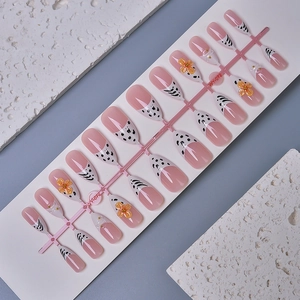 Französische Kunstnägel mit Kuhmuster und 3D-Blumen auf rosa Basis, 24er-Set