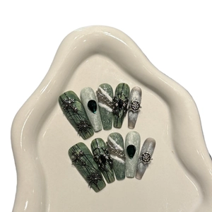 Unghie finte gotiche verde scuro con ragni 3D e design con trama in marmo