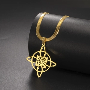 Détail du pendentif rose ajouré sur une chaîne serpent dorée avec éclairage pro