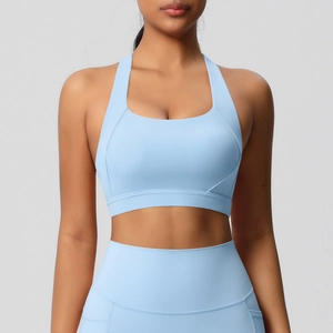 Vooraanzicht van lichtblauwe sportbeha en legging met hoge taille op een model