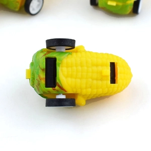 Macchinina giocattolo a forma di mais con chicchi gialli e foglie verdi per bambini