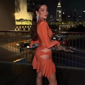 Robe courte sexy orange à paillettes avec découpes et ourlet à volants pour fête