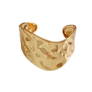 Bracelet manchette doré large martelé au design irrégulier et ouvert de style minimaliste
