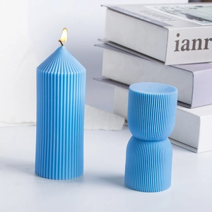 Bougies parfumées bleu ciel à rayures verticales et design géométrique moderne