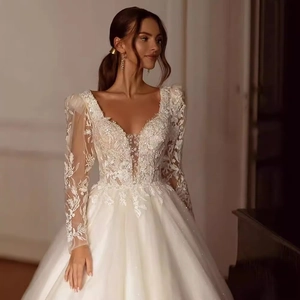 Robe de mariée élégante à col en V, manches longues en dentelle et appliques florales
