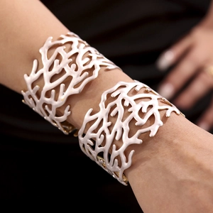 Bracelet manchette ajouré style corail en argent mat, porté en double par le mannequin