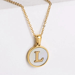 Collar minimalista de titanio chapado en oro 18k con colgante de nácar y letra L