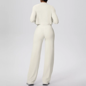 Vue détaillée de l'ensemble de yoga beige montrant le dos de la veste zippée et du pantalon
