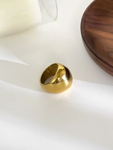 Vista macro dell'anello a cupola in oro 18K con finitura a specchio lucida e superficie liscia
