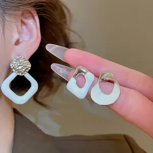 Elegante geometrische Emaille-Ohrringe mit goldener Metalloberfläche für Minimalisten