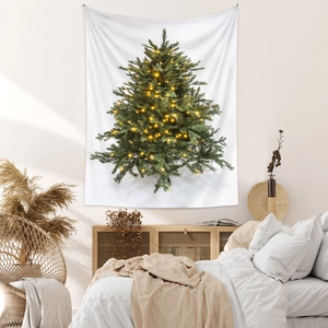 Dettaglio di un arazzo con albero di Natale e luci calde in una camera da letto