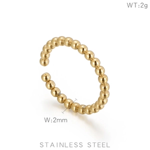 Détails macro d'une bague ouverte en perles d'acier inoxydable doré de 2mm
