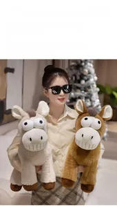Gros plan de peluches poney rigolotes avec de grands yeux et dents tenues par un mannequin