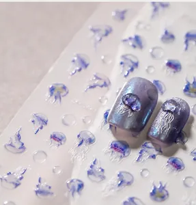 Makroaufnahme von 3D-Quallen-Nagelstickern mit irisierenden lila und blauen Metalleffekten