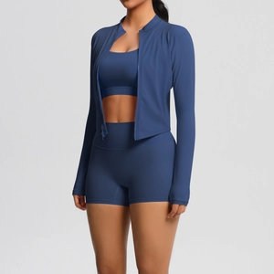 Détail d'un ensemble de yoga 3 pièces pour femme en bleu-gris mat avec veste et short