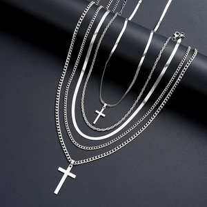 Colliers multicouches en acier inoxydable argenté avec pendentifs croix sur fond sombre