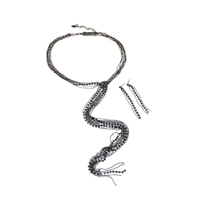 Elegante set di gioielli con collana a nappa e orecchini in perline nere multistrato