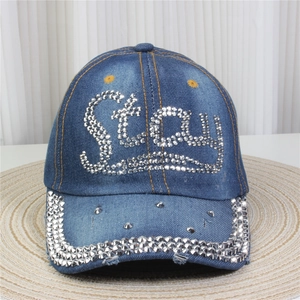 Vue détaillée du motif Stay en strass argentés sur une casquette de baseball en denim