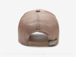 Detail der khakifarbenen Mesh-Baseballkappe Rückansicht mit verstellbarer Metallschnalle