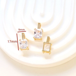 Detalle de un colgante rectangular chapado en oro 17mm x 9mm con piedra de circón