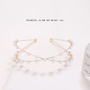 Detail of gold metal wire pearl headband with perimeter 40.5cm and 14g net weight