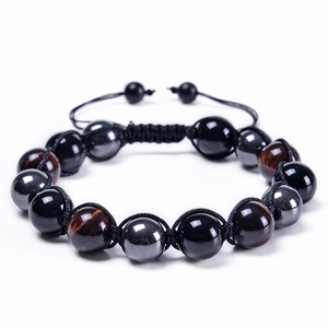 Detail eines verstellbaren Armbands mit Tigerauge, Hämatit und schwarzen Achatperlen