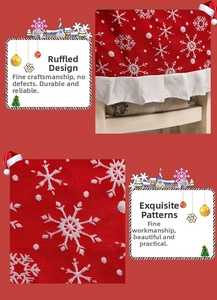 Détail de housse de chaise Noël rouge avec flocons blancs et bordure à volants