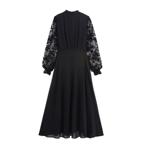 Elegante abito nero a maniche lunghe con dettagli in pizzo floreale e silhouette ad A