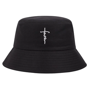 Unisex Anglerhut aus schwarzer Baumwolle mit weißem Faith-Kreuz-Stickerei in Flachlage