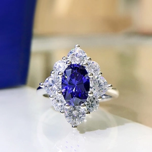 Luxuriöser Ring mit ovalem blauem Saphir-Zirkonia und funkelnder Umrandung