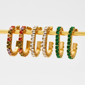 Boucles d'oreilles C en acier doré serties de zircons colorés à coupe carrée
