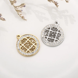 Détail de pendentifs géométriques creux en or et argent avec des strass étincelants