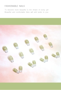 Vue détaillée de faux ongles dégradés verts avec paillettes argentées et motifs de cœur