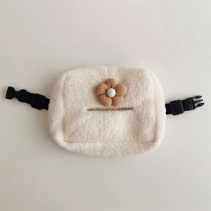 Dettaglio del porta fazzoletti per auto in peluche bianco con cinturino e fiore marrone