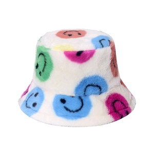 Bob en peluche coloré avec motifs souriants et texture douce en fausse fourrure de lapin