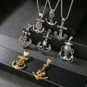 Nahaufnahme von gotischen Piratenanker- und Totenkopfanhängern aus Silber und Gold