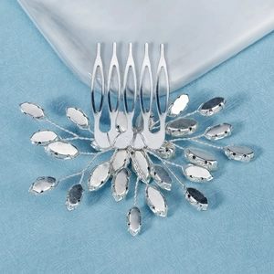 Détail d'un peigne à cheveux argenté pour mariée avec strass marquise et fil tressé