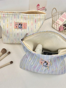 Trousses à maquillage en tweed beige et bleu clair avec motif rayé et écusson