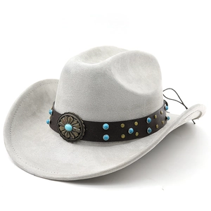 Détail d'un chapeau de cowboy en daim gris clair avec bande en cuir et perles turquoise