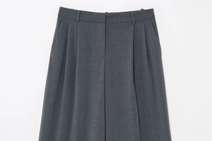Vue détaillée du pantalon de costume gris foncé avec finitions de couture et plis