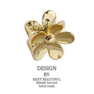 Pince à cheveux élégante en forme de fleur de frangipanier dorée avec finition métal poli