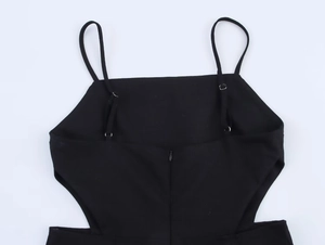 Détail d'une robe moulante noire avec fines bretelles et fermeture éclair invisible