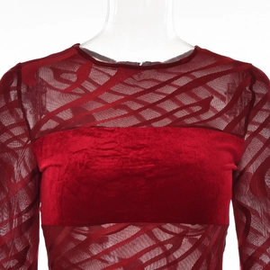 Dettaglio dell'abito in rete bordeaux con patchwork in velluto e trama a onde