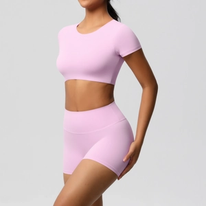 Detail eines hochdehnbaren lila Yoga-Sets mit kurzem Oberteil und High-Waist-Sportshorts